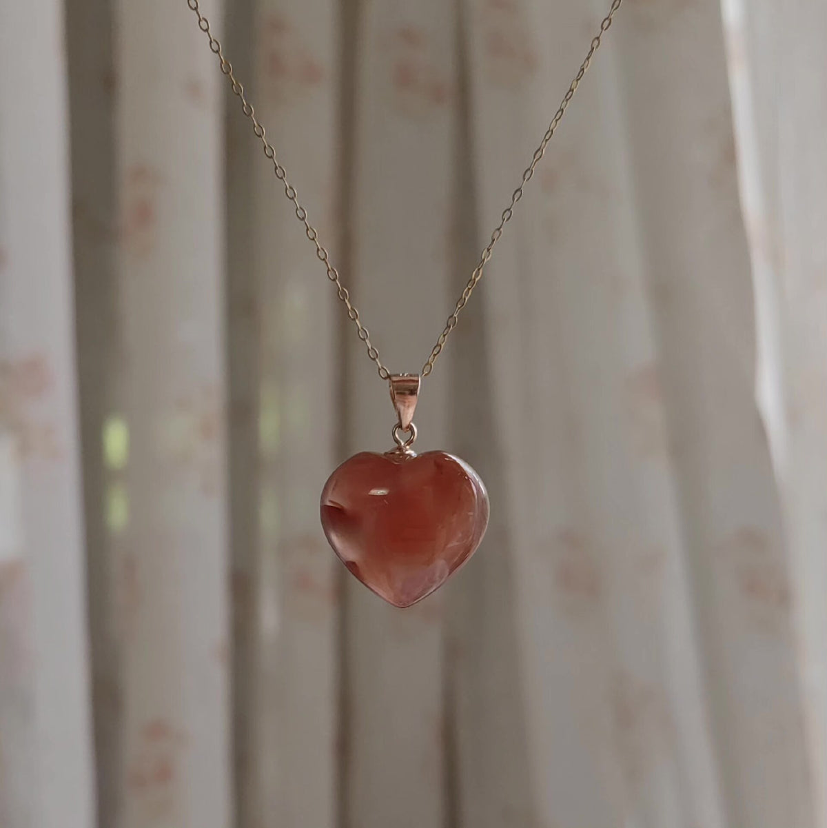 Pendentif en cœur d'agate rouge du Sud en argent