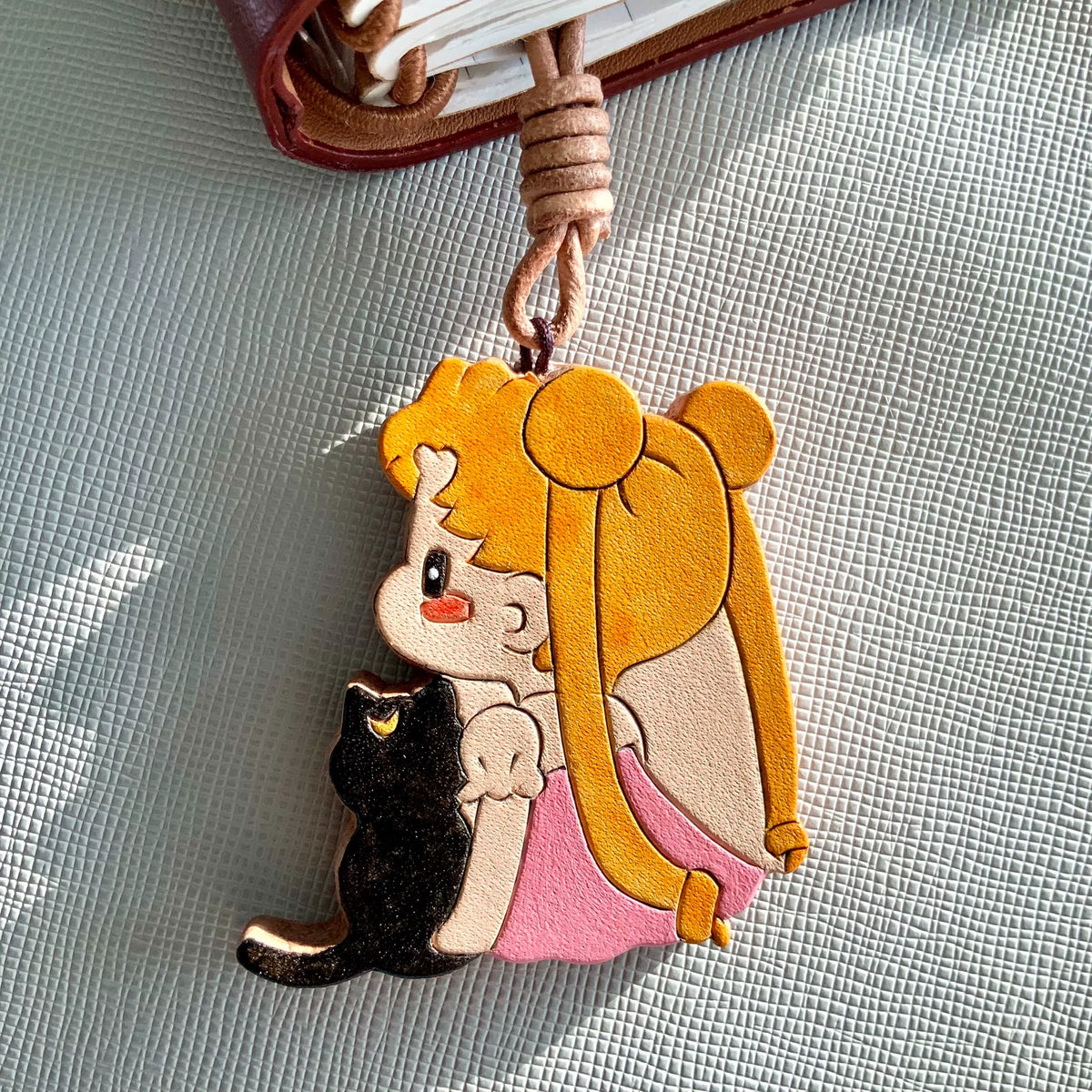Colgante de cuero chica de anime con gato negro
