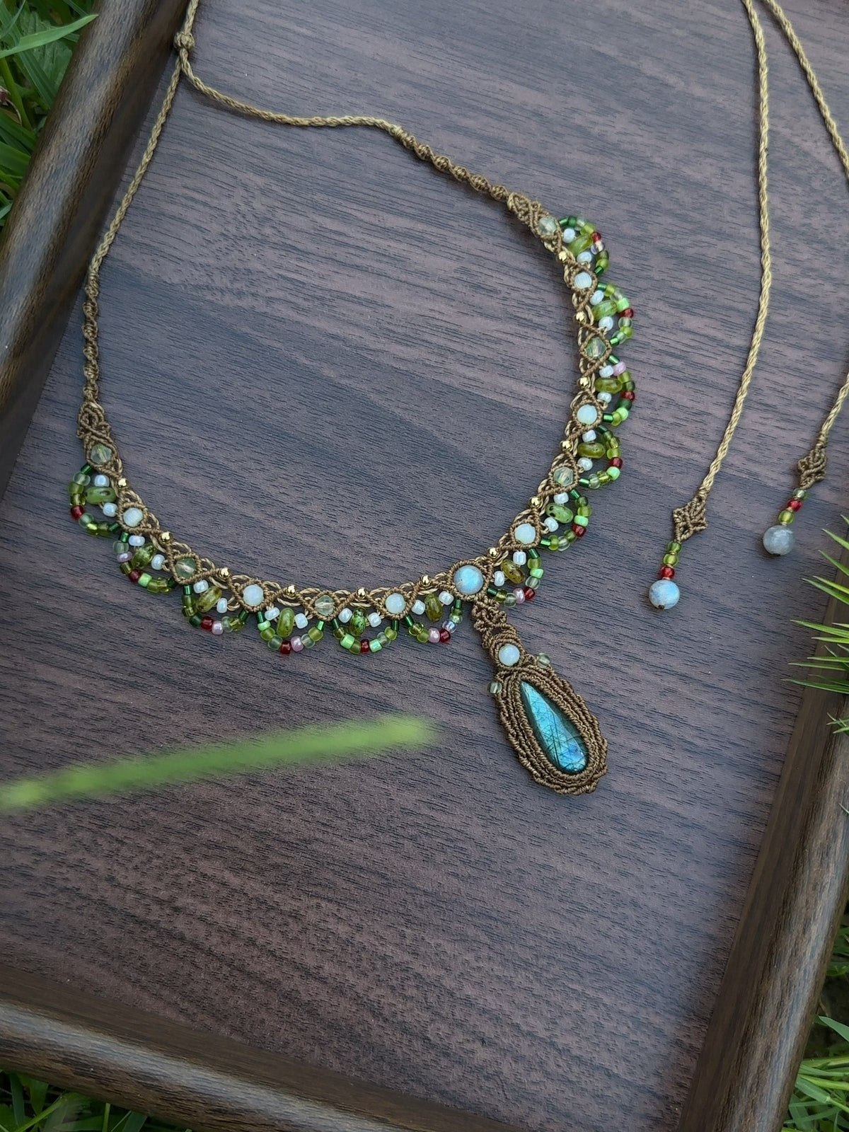 Colar de Macramê de Labradorite Feito à Mão