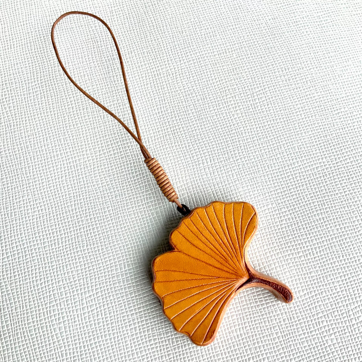 Ginkgo Blatt Lederanhänger Italienisches Rindsleder