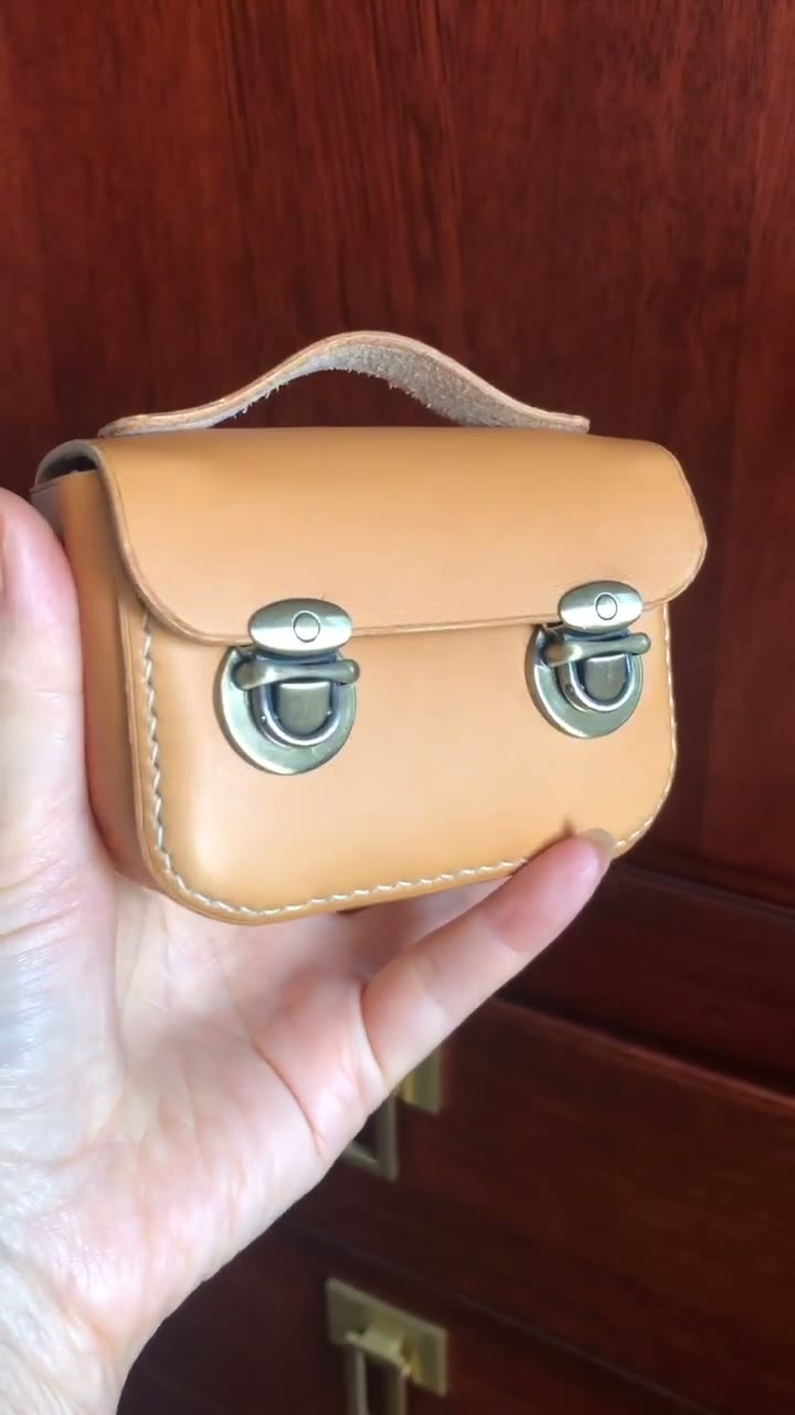 Mini Saco de Couro Artesanal com Fechos de Latão