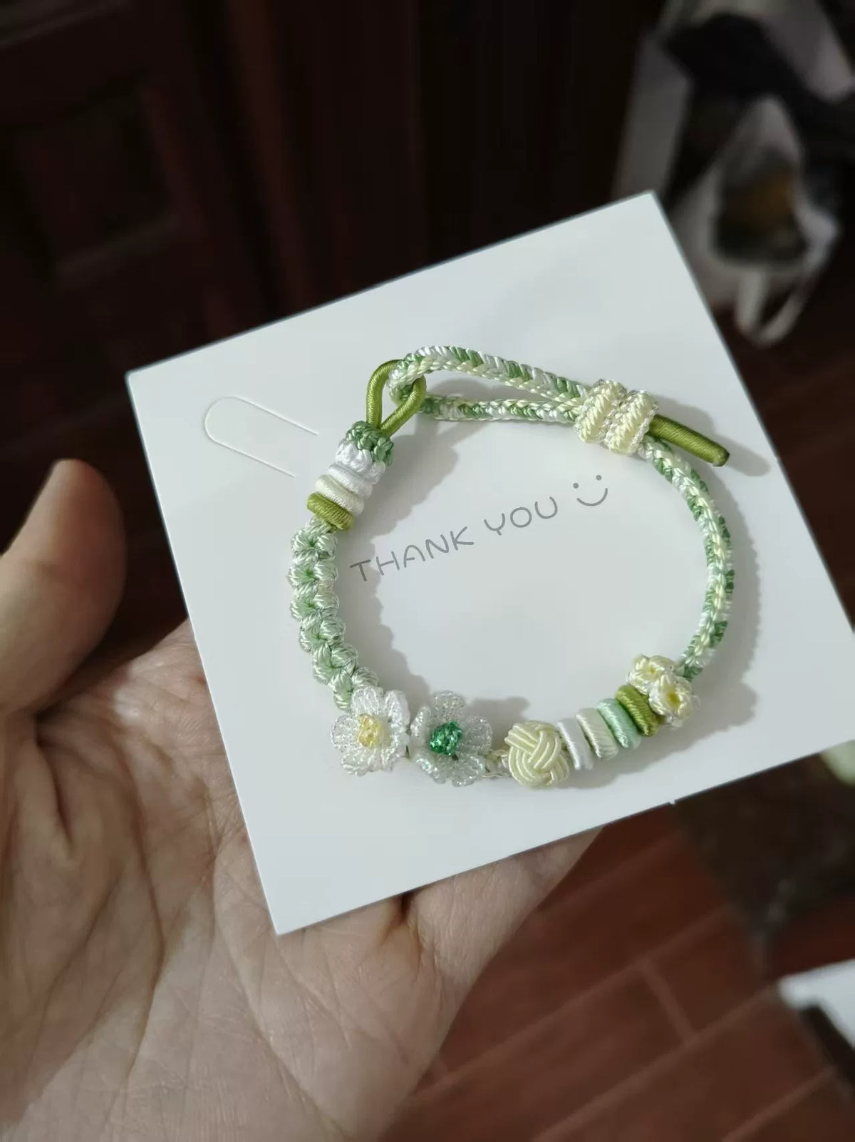 Pulseira Entrelaçada à Mão Verde e Branca com Flores Brancas