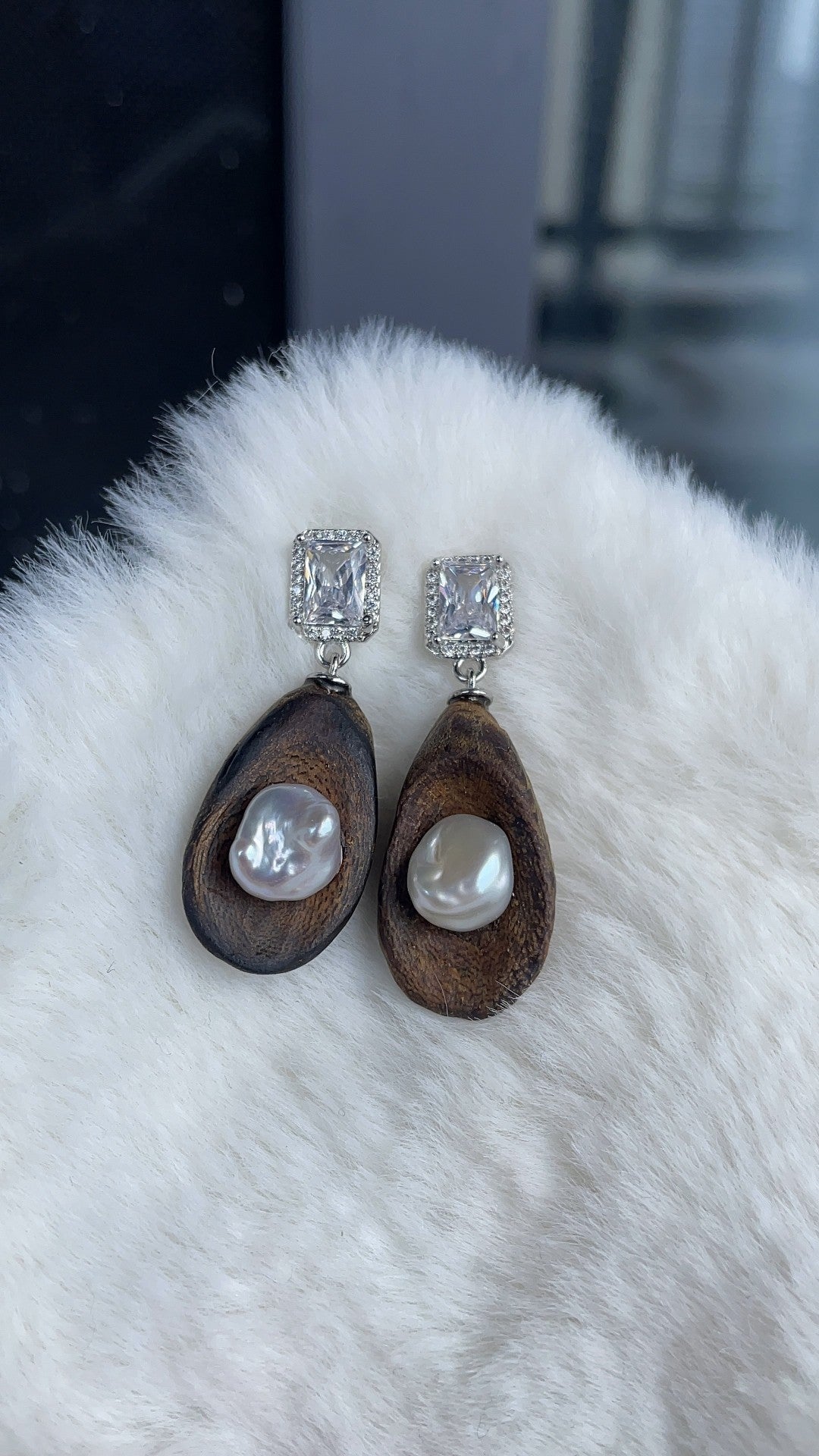 Pendientes de gota de perla barroca y madera