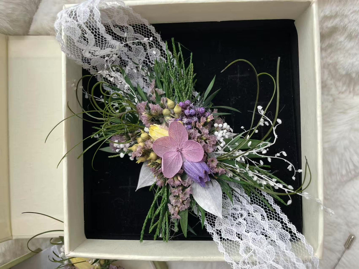 Set med lila konserverade blommor, ring, knapphål och blarmband