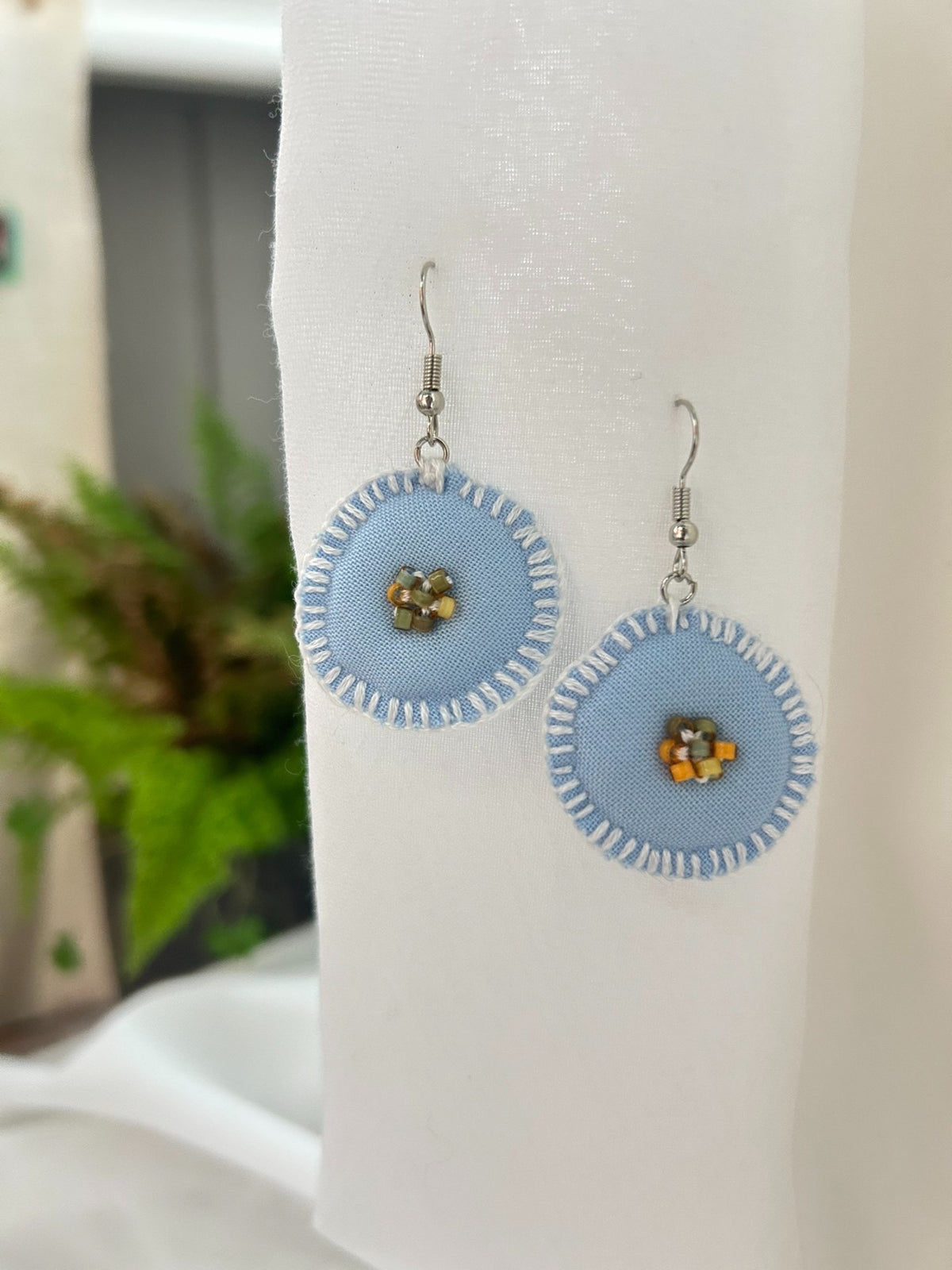 Boucles d'oreilles artisanales en tissu bleu clair