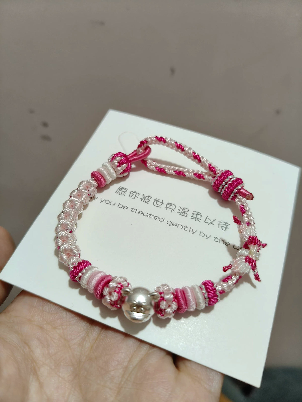 Bracelet en cordon tressé fleurs roses et ours