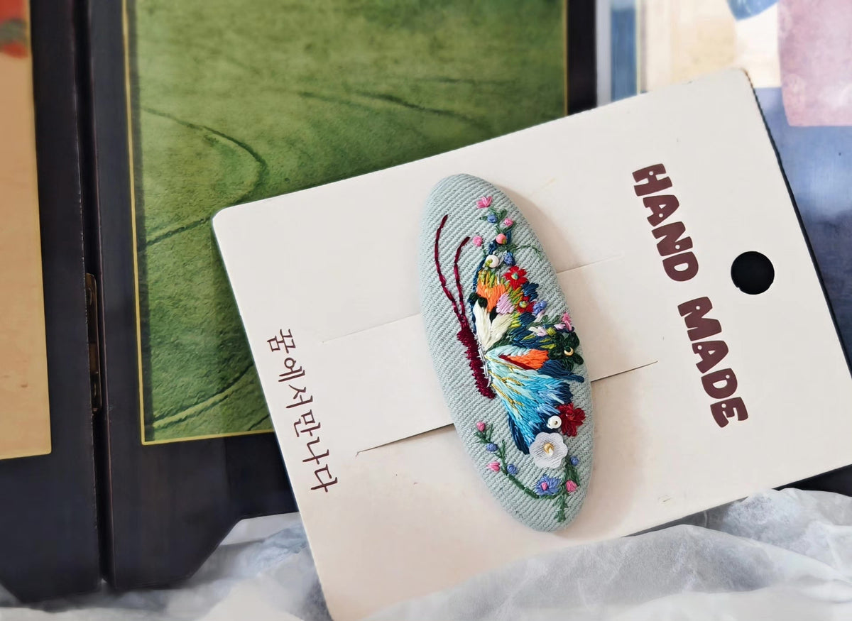 ハンドメイド 刺繍蝶 セージグリーン ヘアクリップ