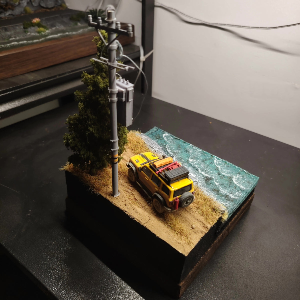 Miniatyr-diorama med gul SUV