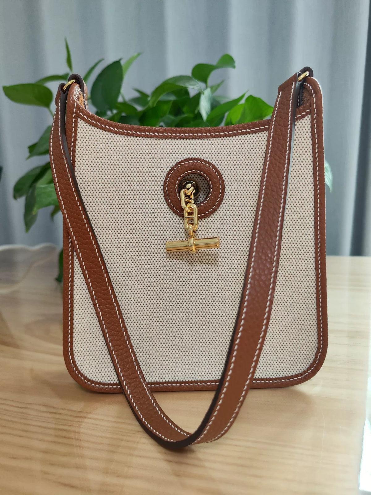 Handgefertigte Schultertasche aus beigem Canvas und Leder