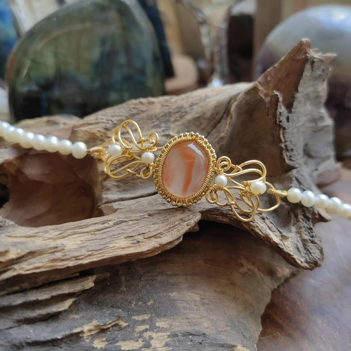 Bracelet en agate rouge sud, fil doré et perles