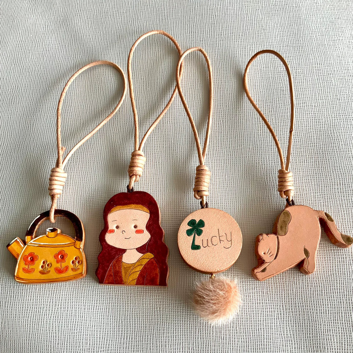 Handgesneden lederen charm set