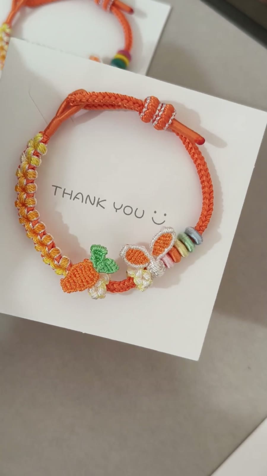 Bracelet artisanal tressé lapin et carotte dégradé orange