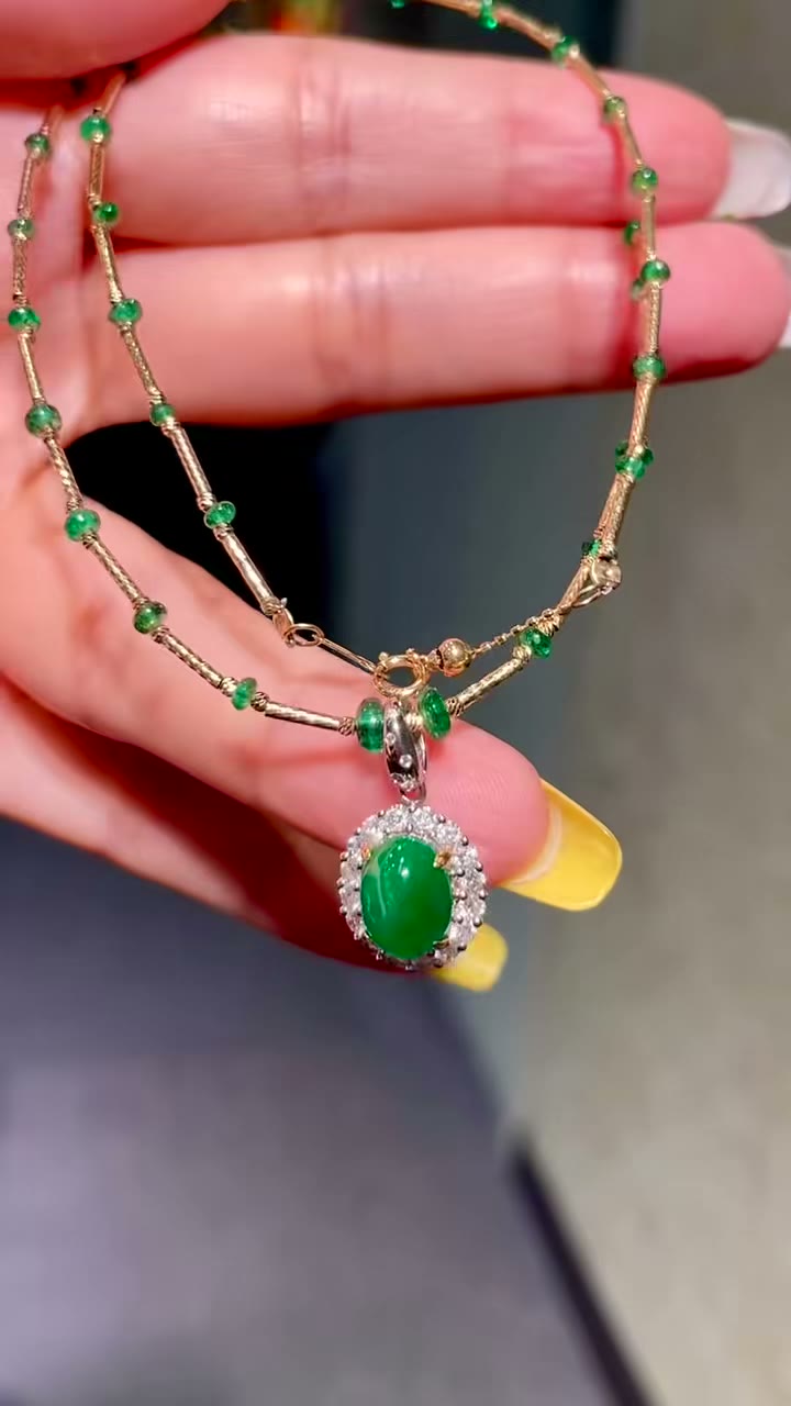 Colar Pendente de Esmeralda Cabochão com Fecho Ajustável