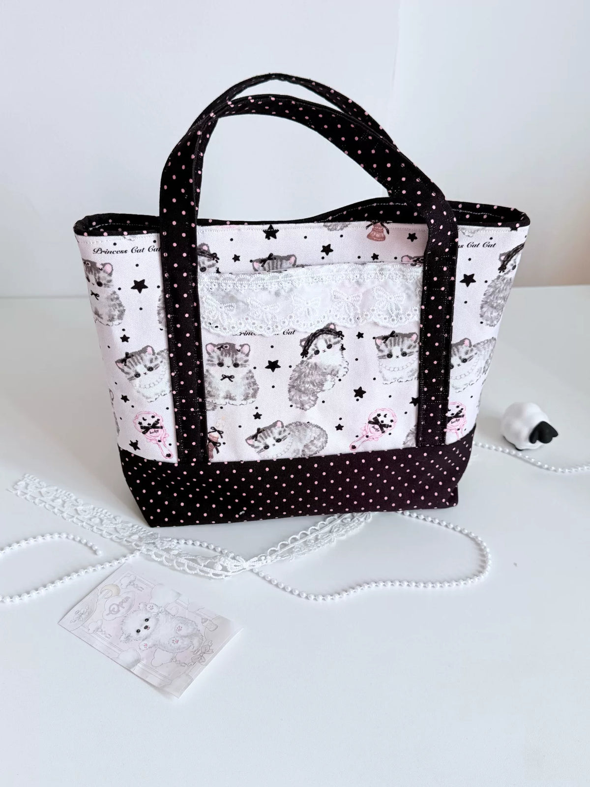 Pinke Katzen-Patchwork-Tote-Bag mit Spitzenbesatz