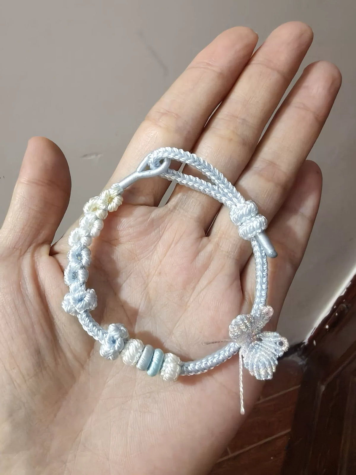 ハンドメイド ブルー＆ホワイトの編み込みレスレット 蝶と花