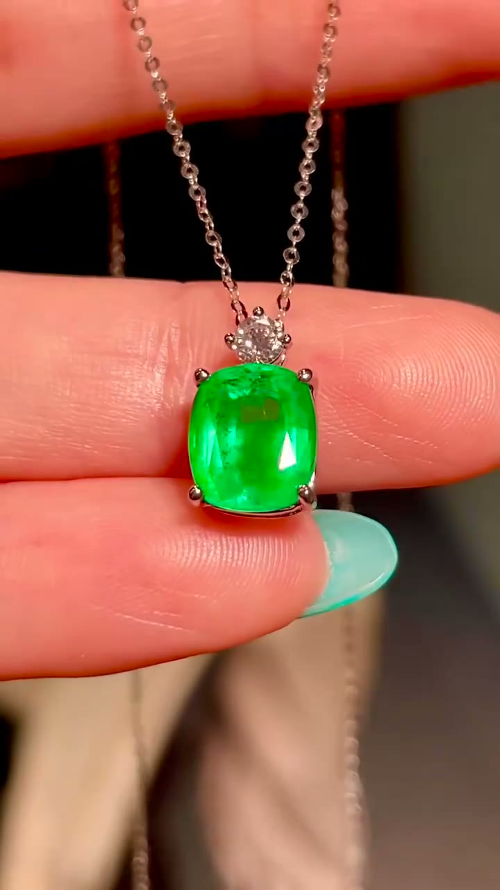 プラチナ クッションカットエメラルド ダイヤモンドアクセントペンダント