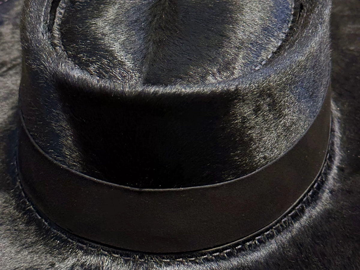 Cappello in Pelle e Crino Nero con Tesa Piana