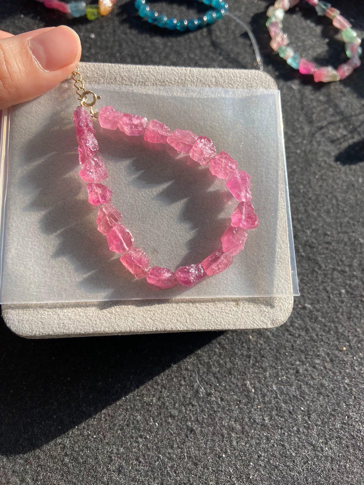 Pulsera de turmalina en bruto color rosa melocotón