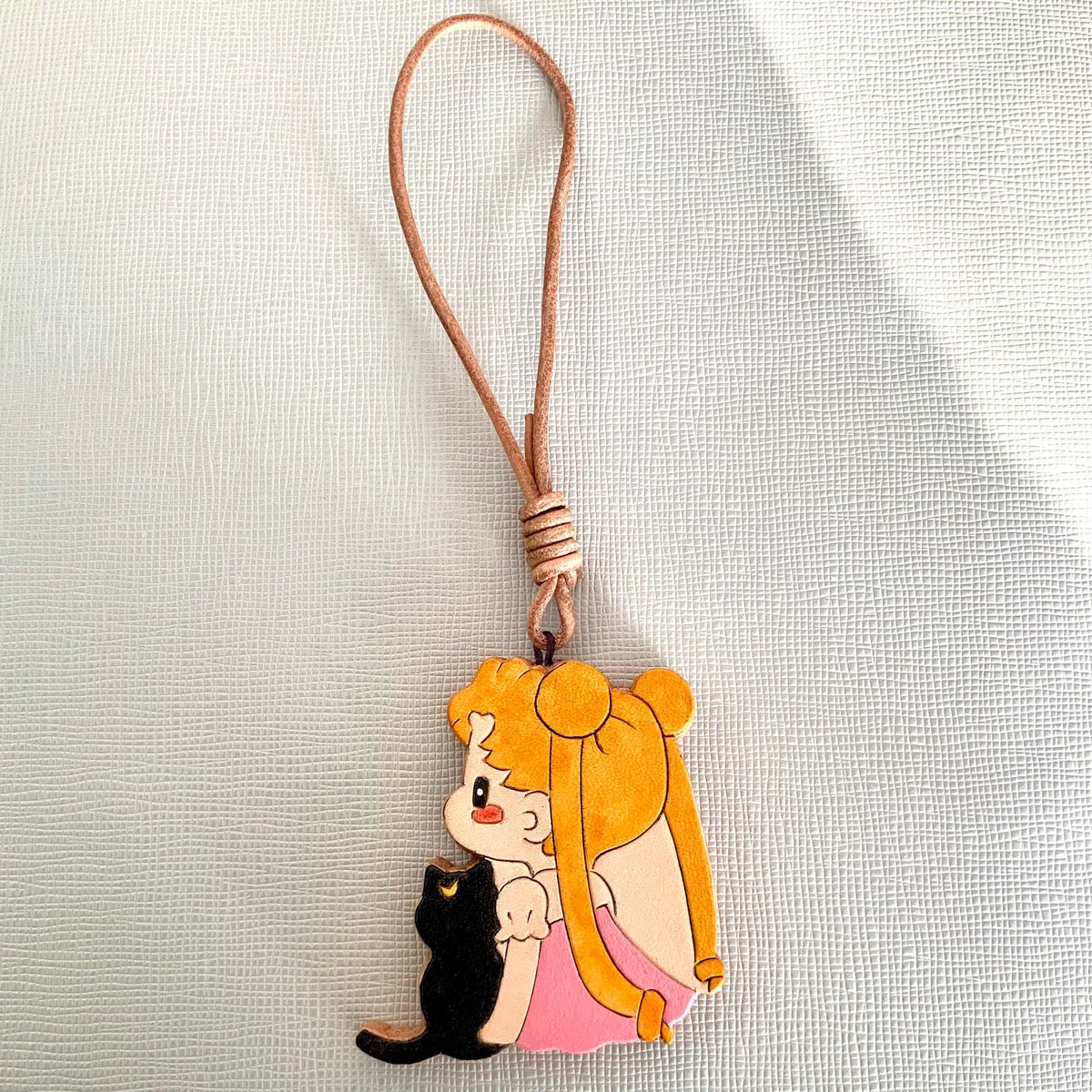 Colgante de cuero chica de anime con gato negro