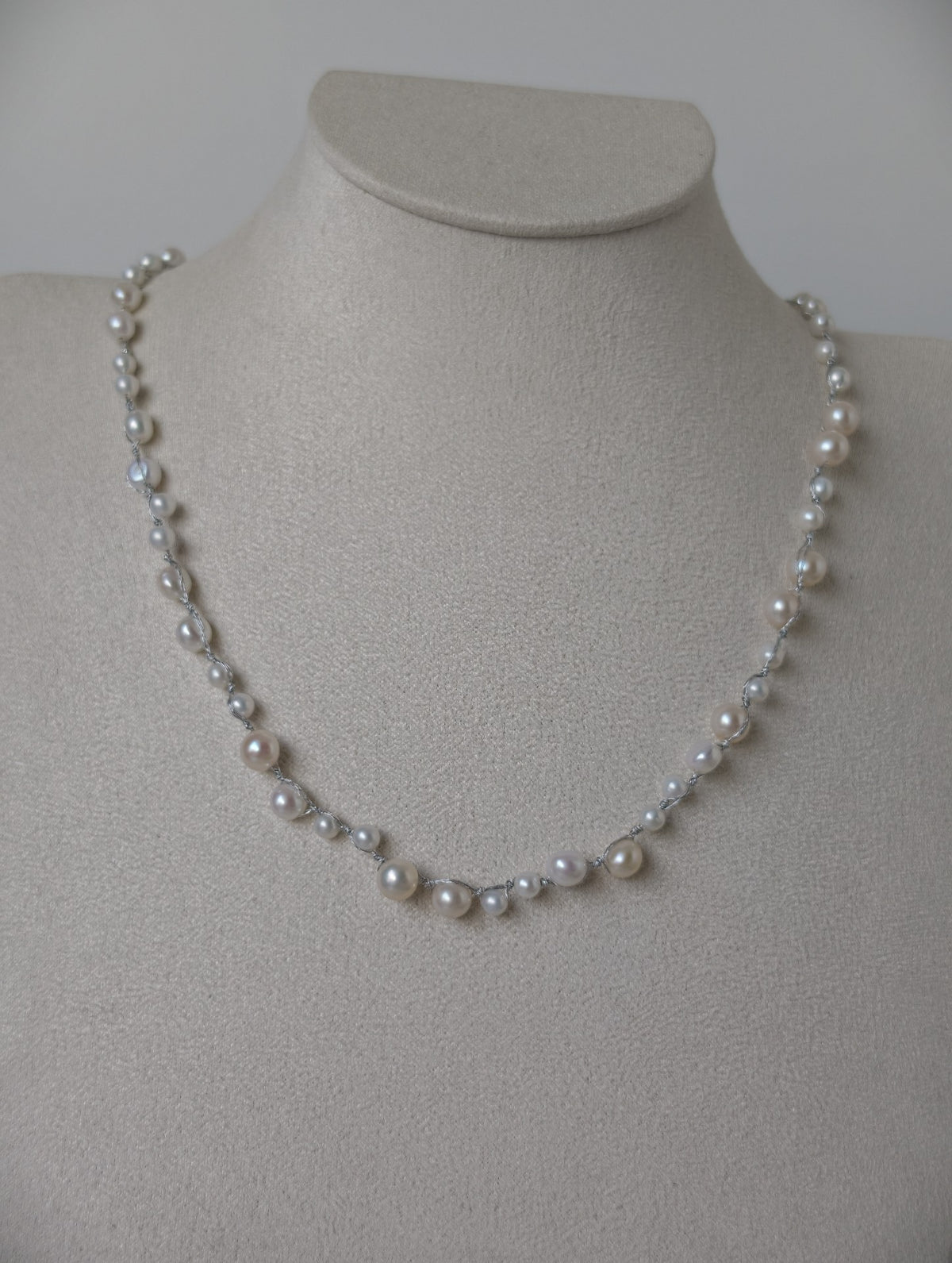 Collier tissé de perles d’eau douce baroques