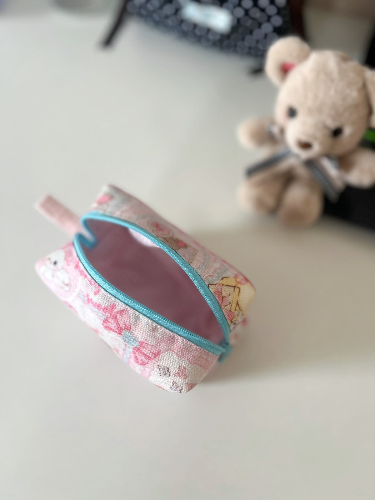 Handgemaakte opbergetas in vorm van toast met kattenprint