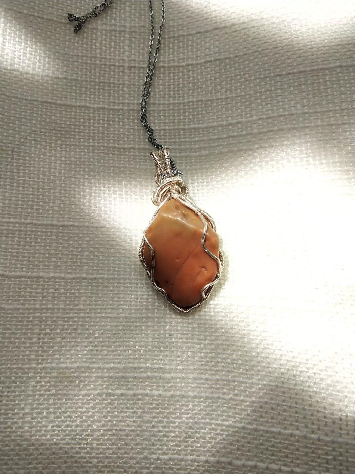 Colar com Pendente de Jaspe Alashan Enrolado em Cobre
