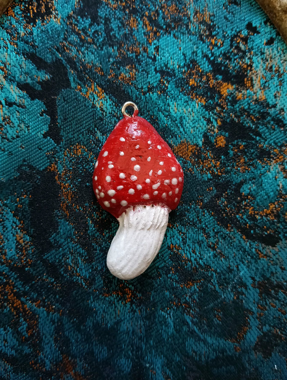 Pendentif en argile champignon rouge artisanal