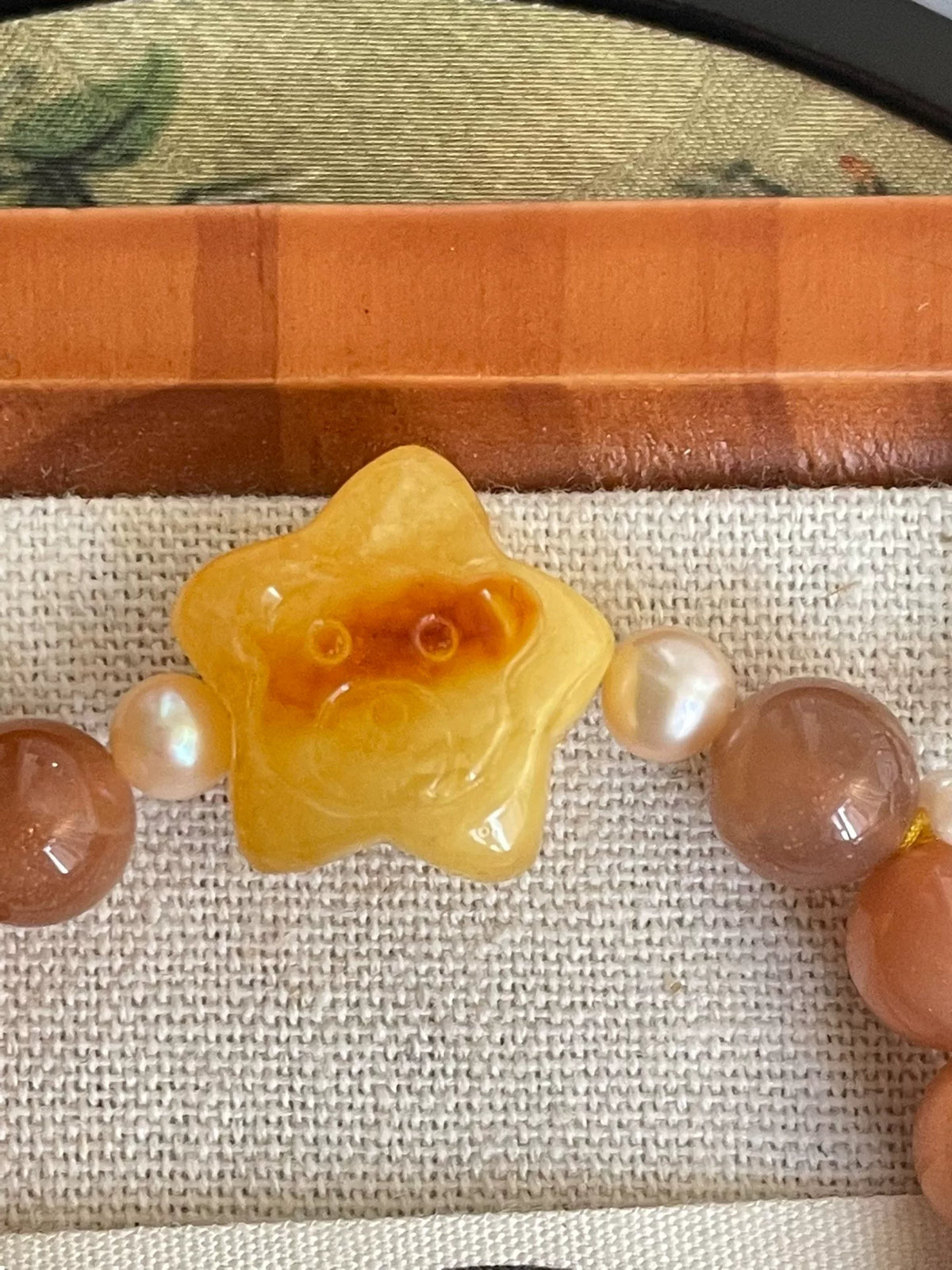 Bracciale con stella ambra miele, orso, pietra del sole e perle