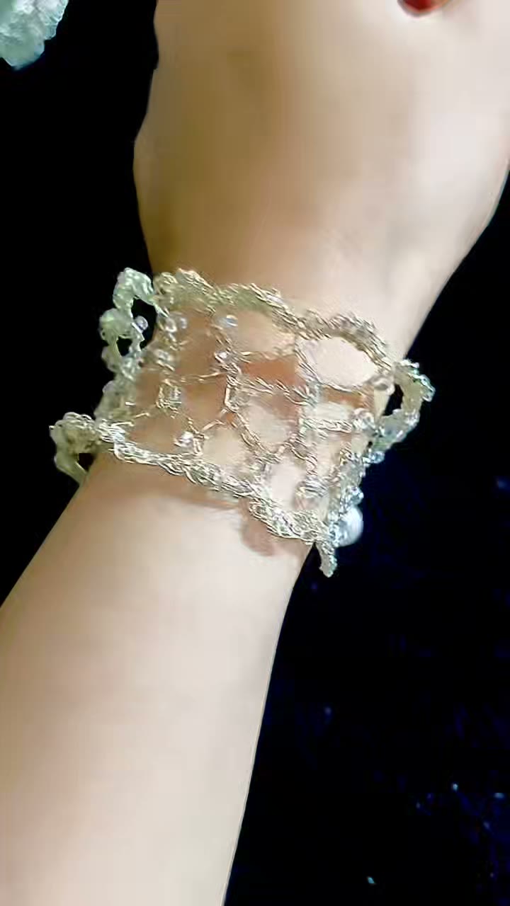 Bracelete de Renda em Fio de Metal Crochetado à Mão