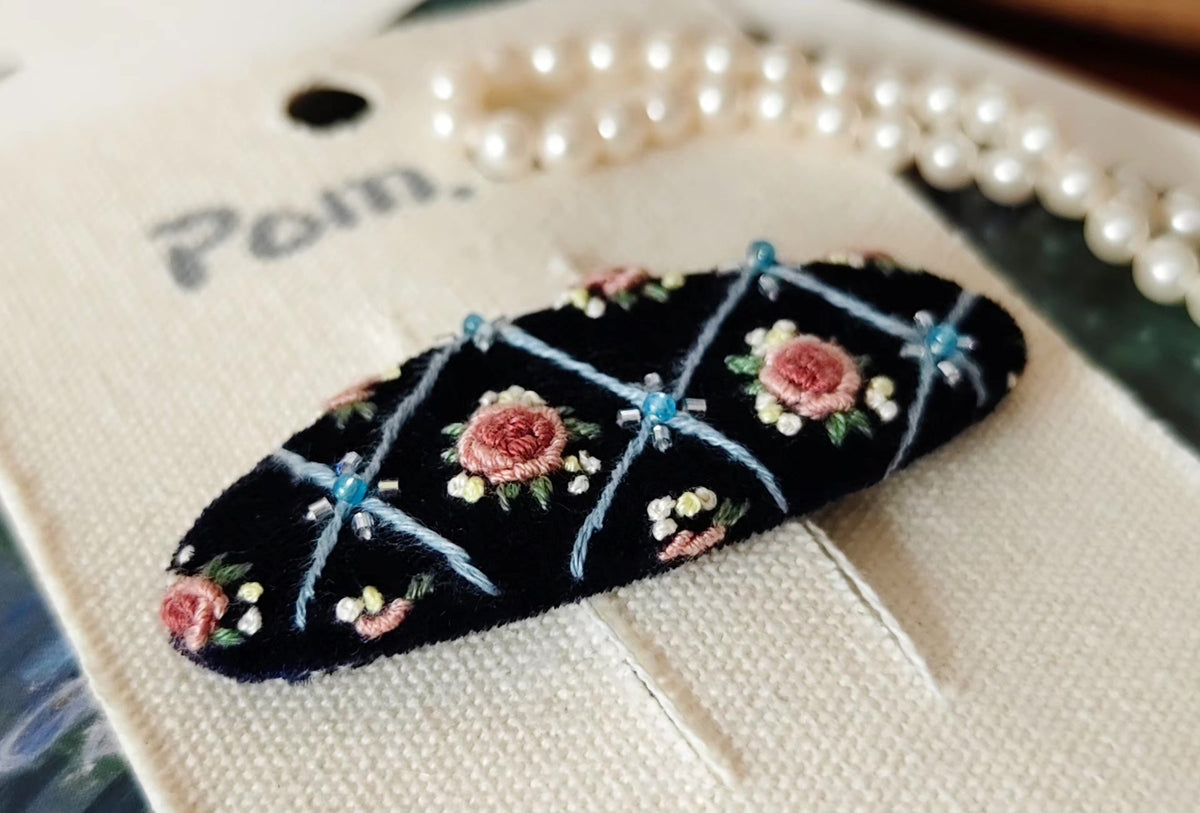Barrette à cheveux brodée à la main velours noir