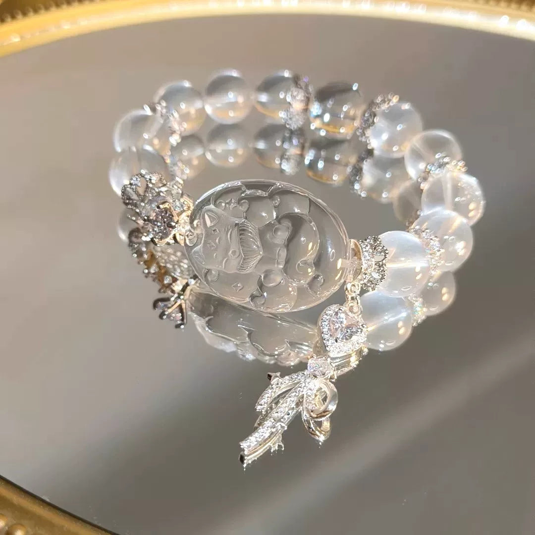 Bracelet en quartz blanc avec pendentif renard et perles de sable bleu