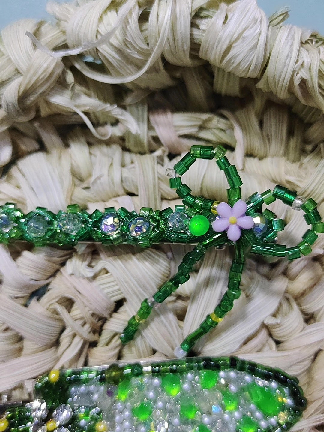 Handgjort set med pärlade hårspännen i gröna blommor