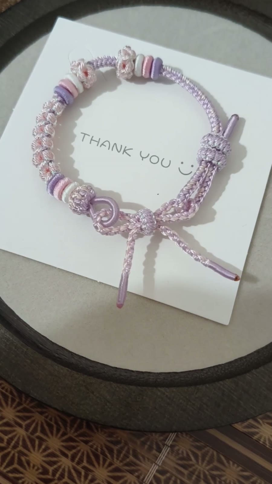Braccialetto con fiori in sfumature rosa e bianco fatto a mano