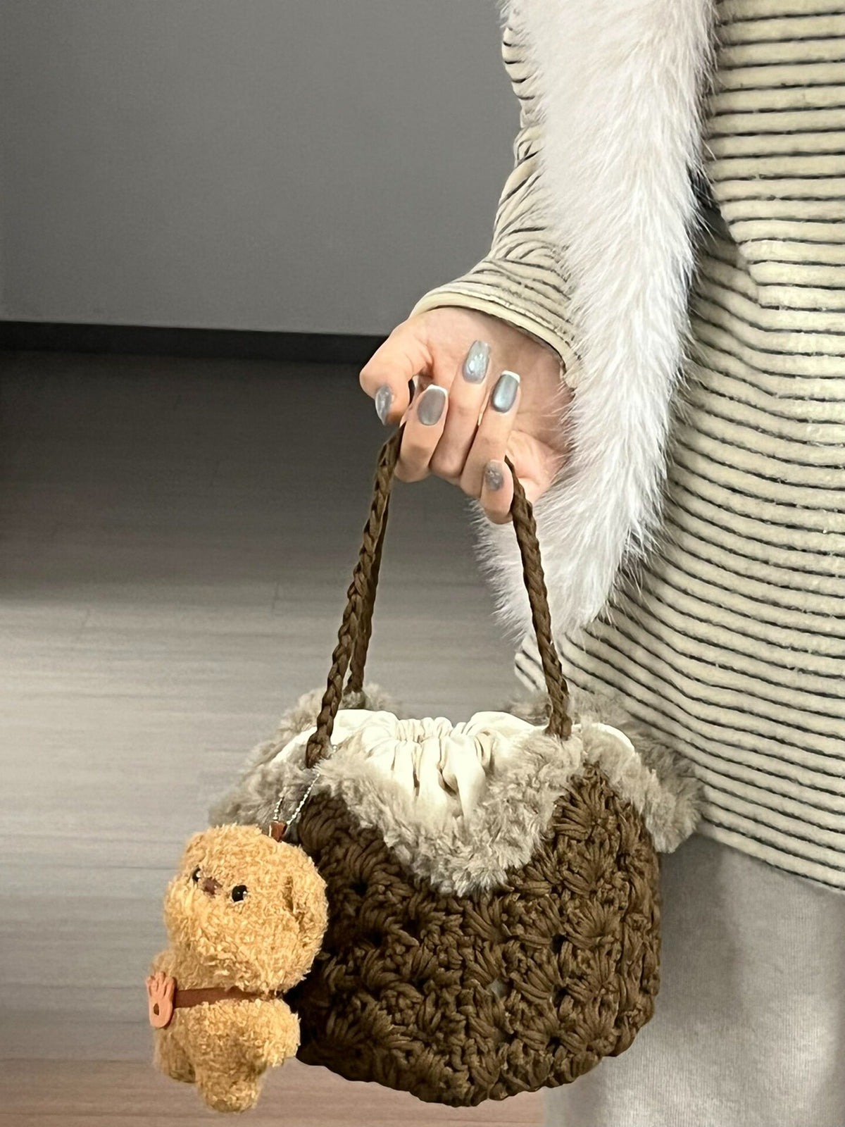 Sac panier marron café au crochet avec breloque ours