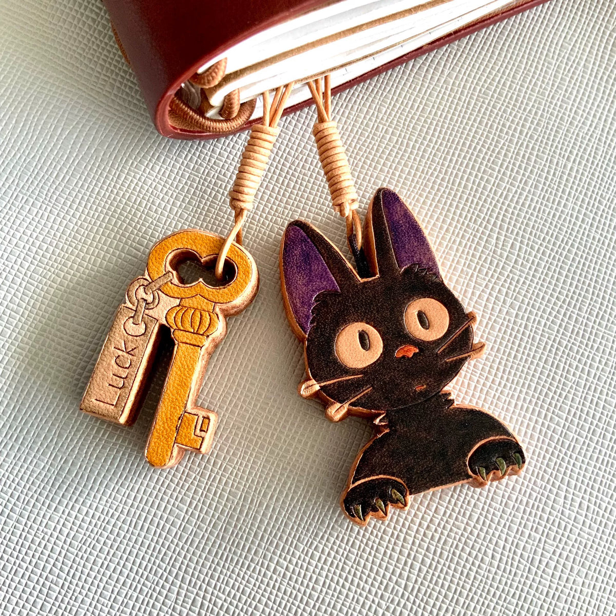 Set de dijes de cuero italiano de gato, llave y luna