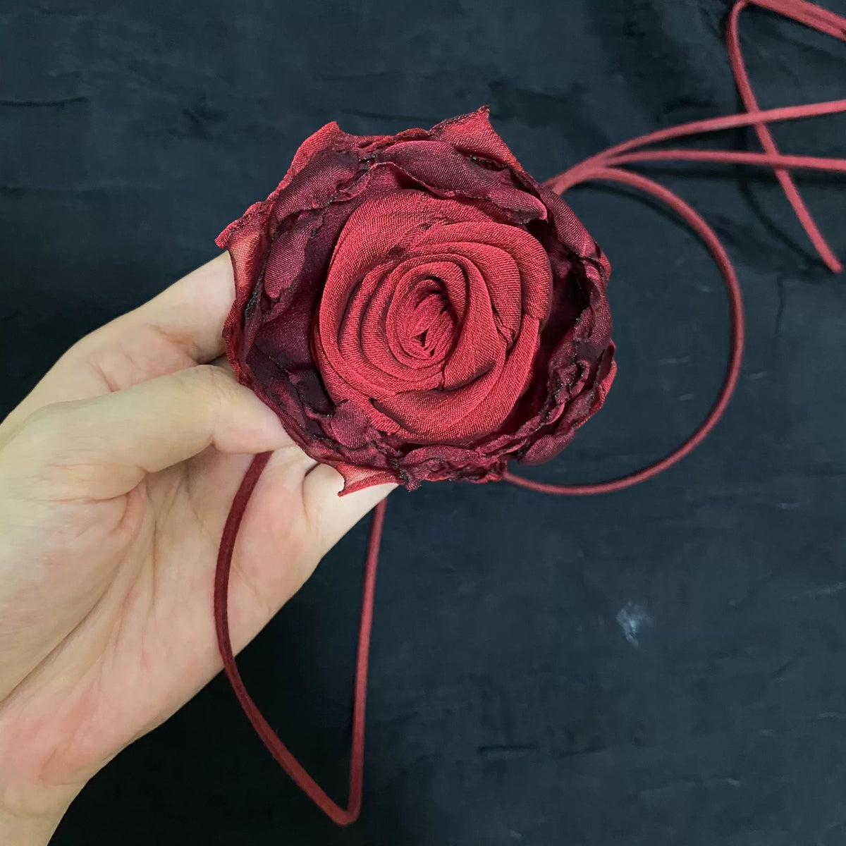 Collana Choker con Rosa in Tessuto Artigianale Cremisi