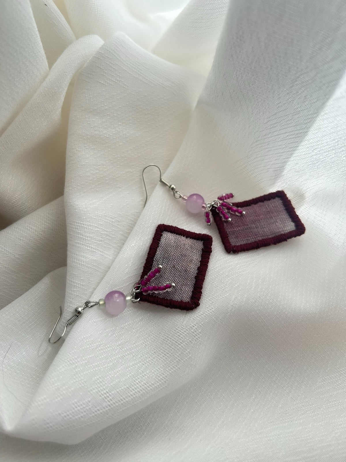Pendientes largos rectangulares de tela burdeos