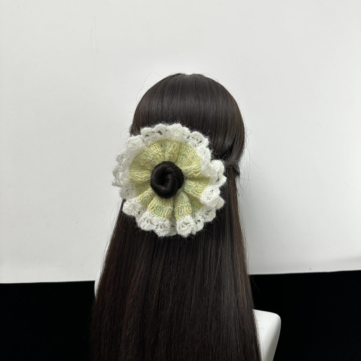 Handgehäkeltes Blumen-Haargummi in Weiß