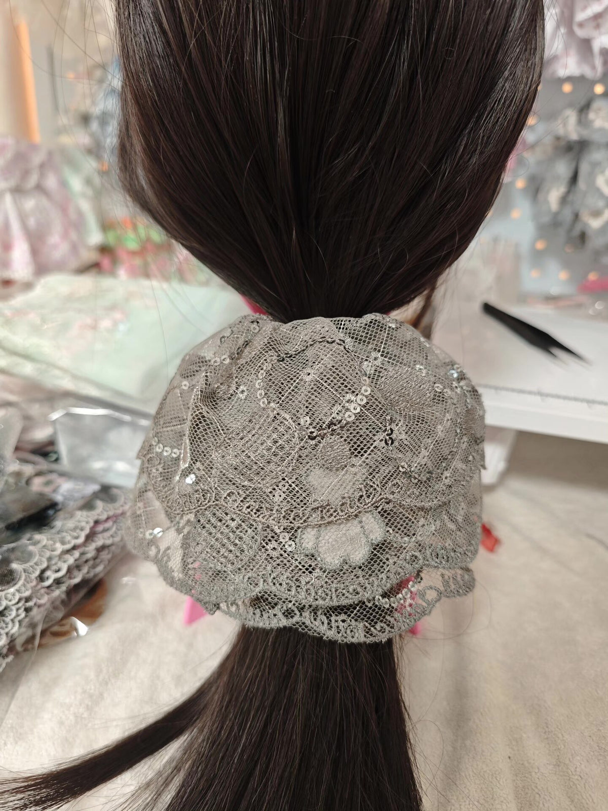 Scrunchie per capelli con orsetto grigio
