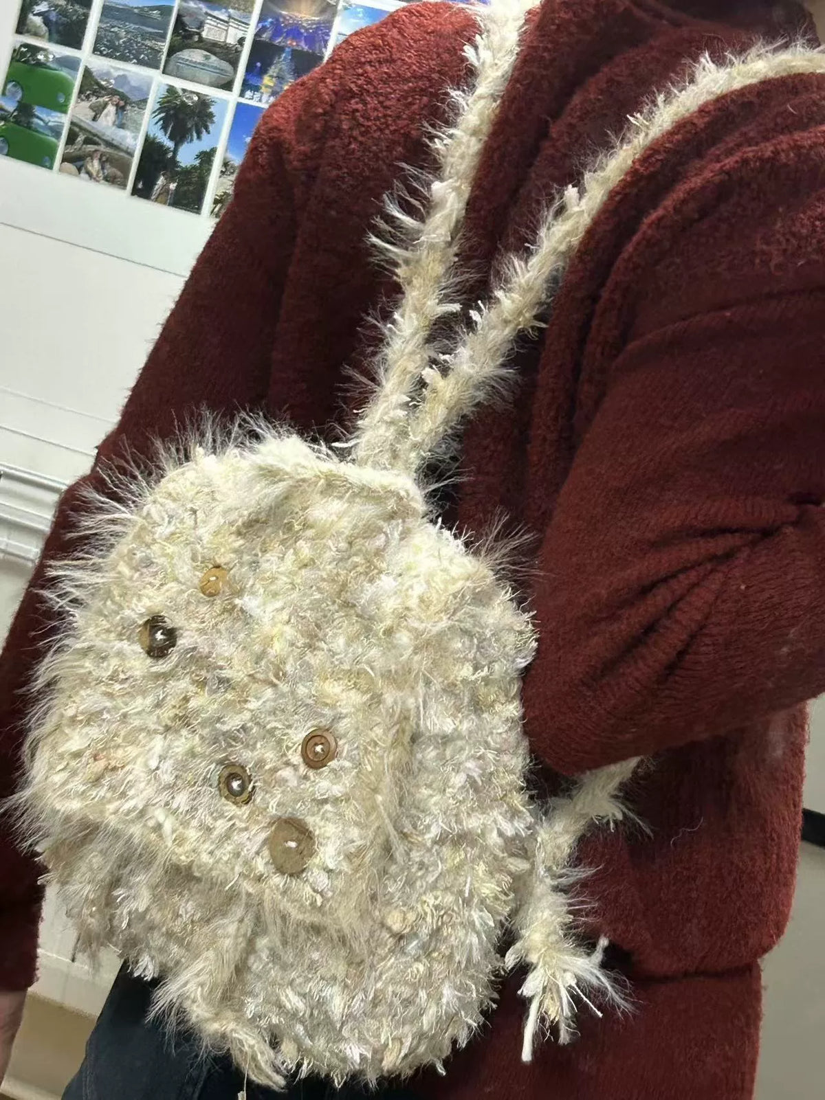 Mochila de hilo peludo tejida a ganchillo a mano