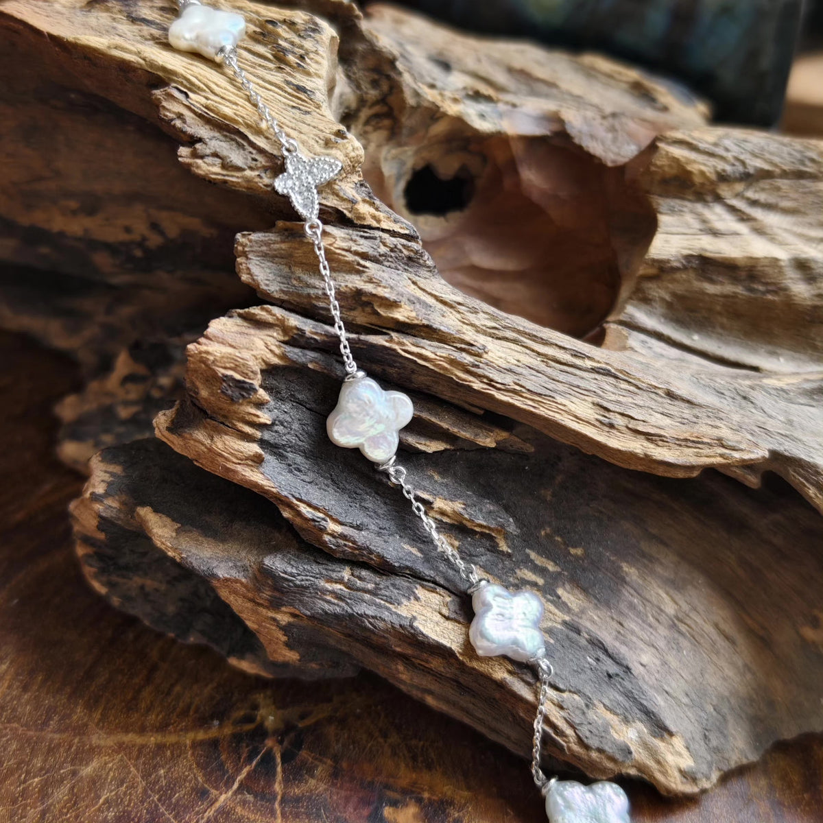Braccialetto con perle d'acqua dolce e charm farfalla in argento