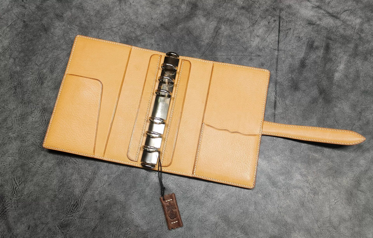 Funda para cuaderno de cuero A6 con cierre de correa