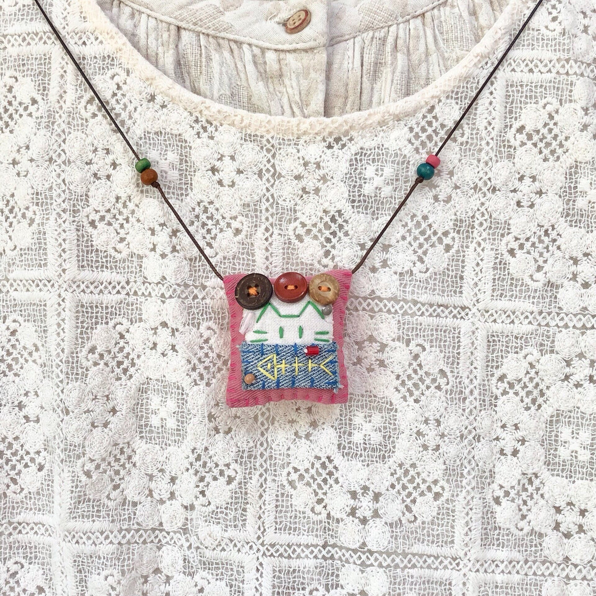 Collar con Colgante de Tela Cosido a Mano con Gato y Pez