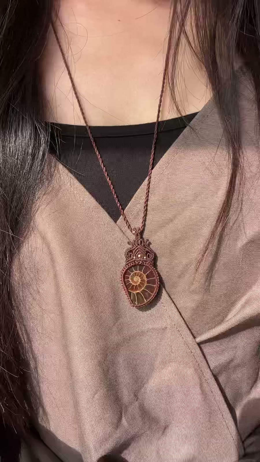 Collier macramé avec pendentif fossile d'ammonite