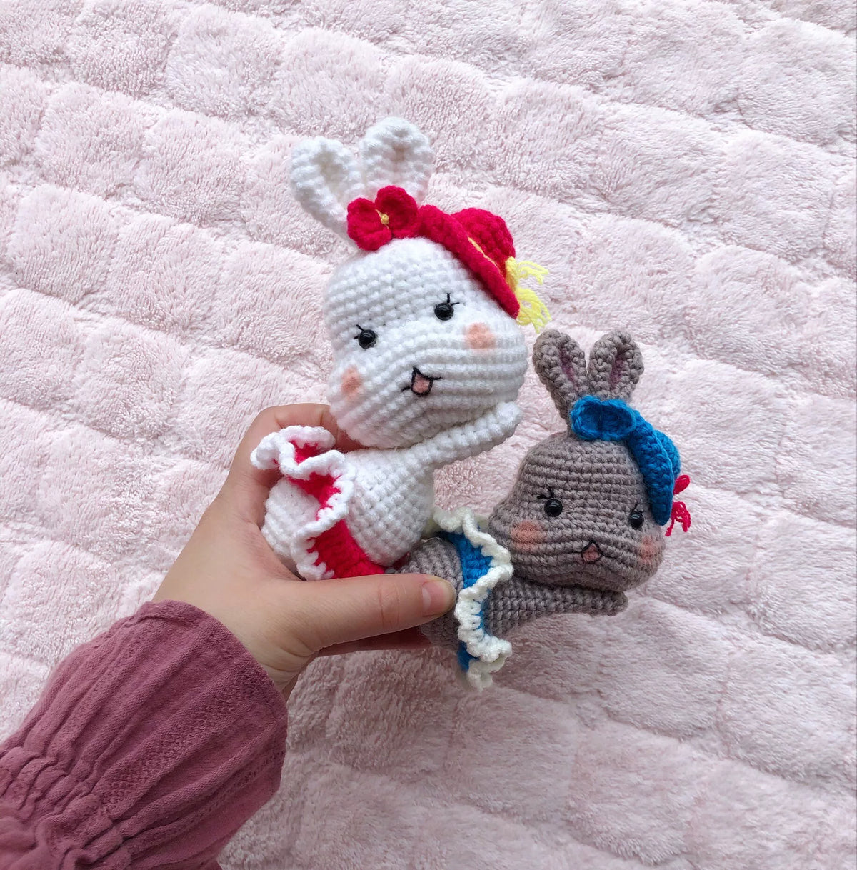 Figurines de lapins au crochet allongés, blanc et gris