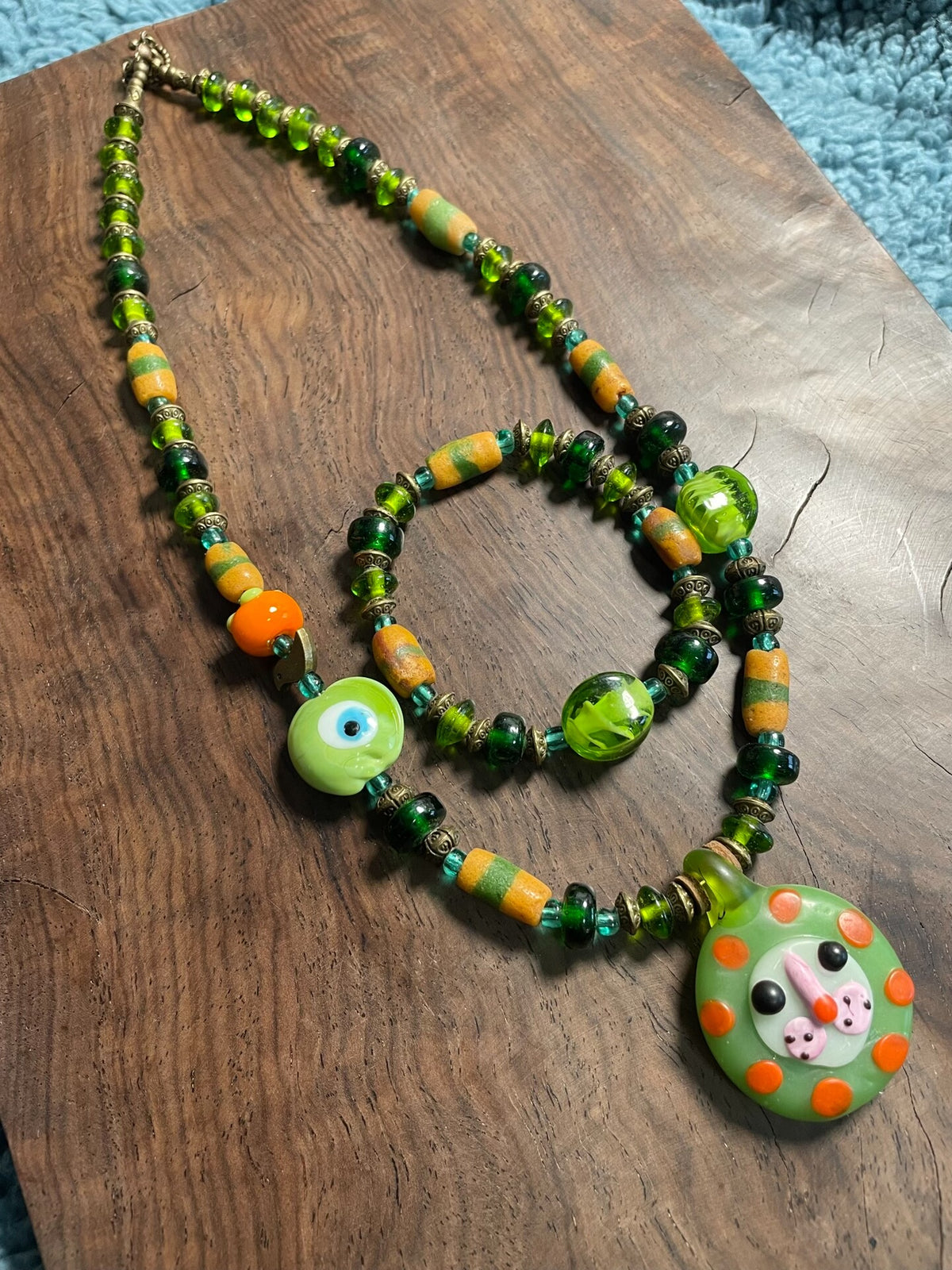 Conjunto de collar con colgante de león de vidrio fenicio