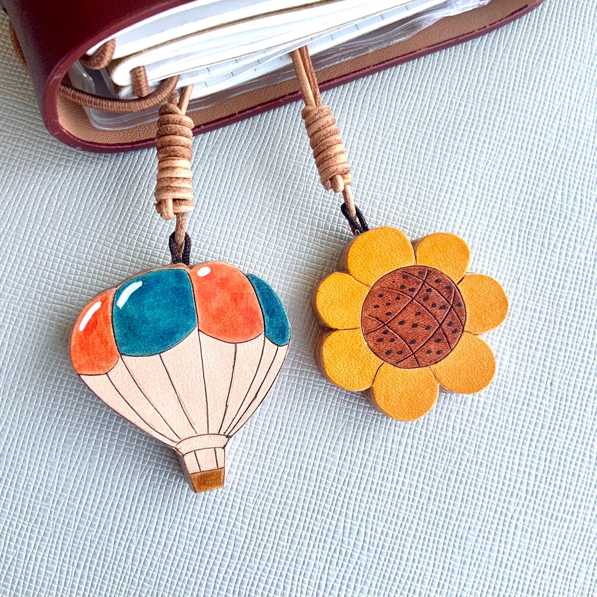 Set de charms de cuero: globo aerostático, cebra y girasol