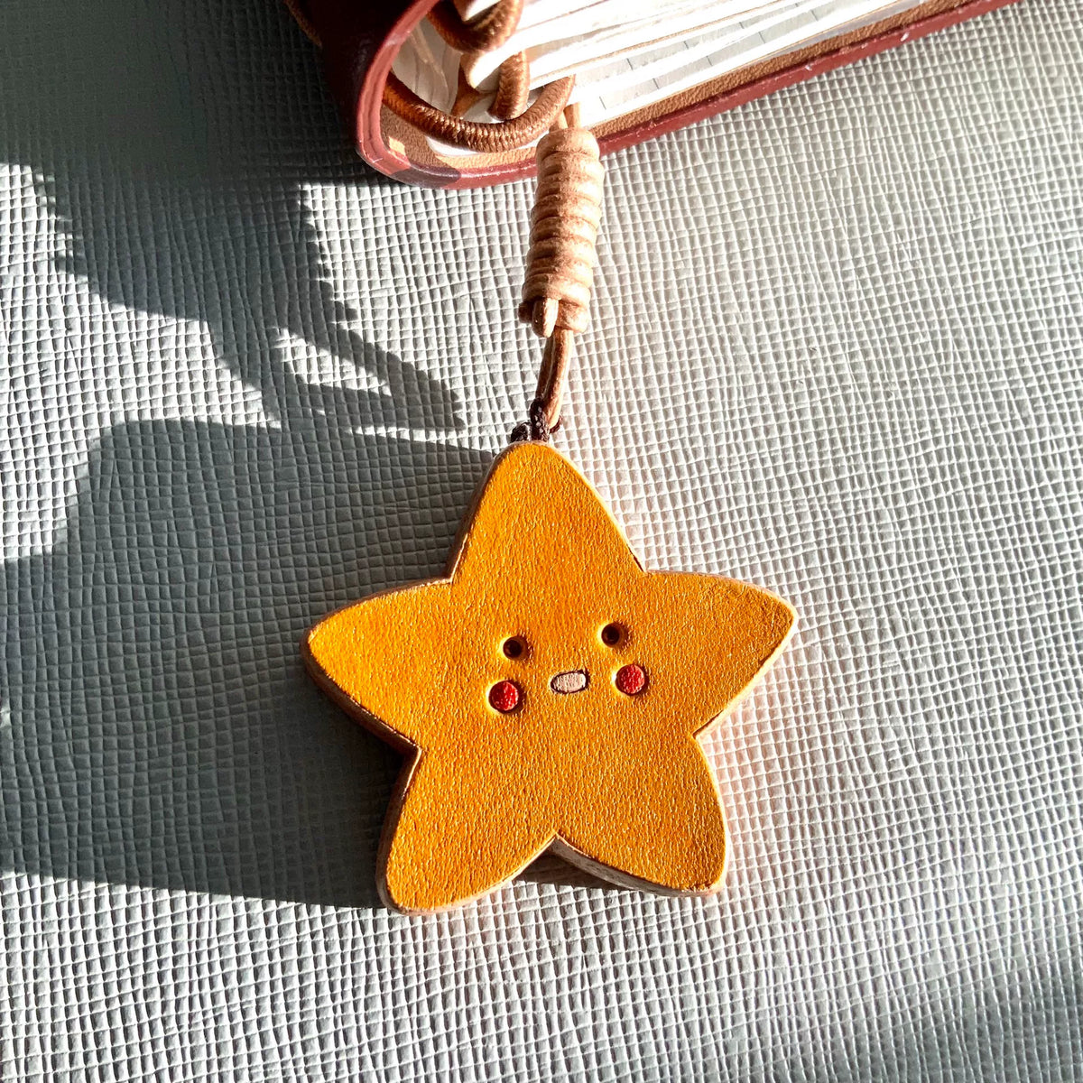 Colgantes de cuero tallados a mano con estrella