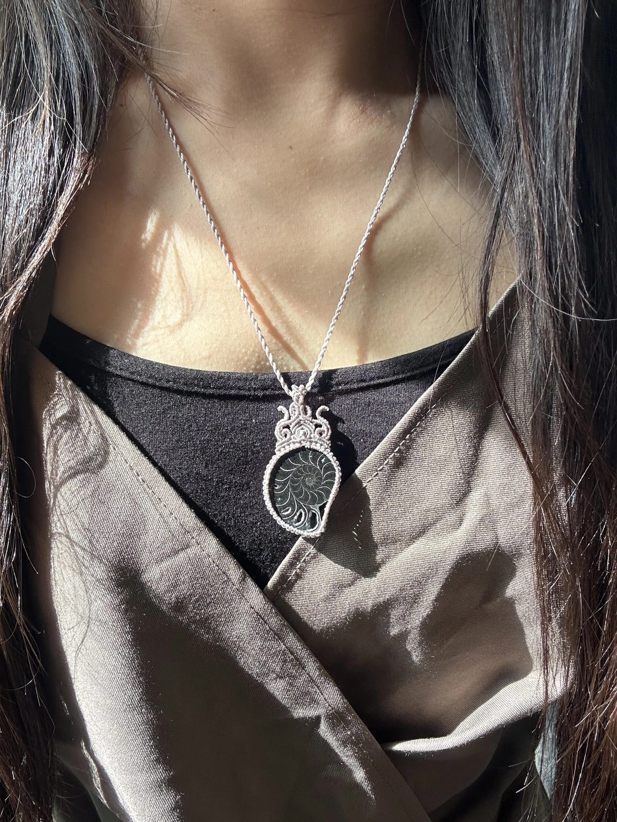Collier macramé avec pendentif fossile d'ammonite