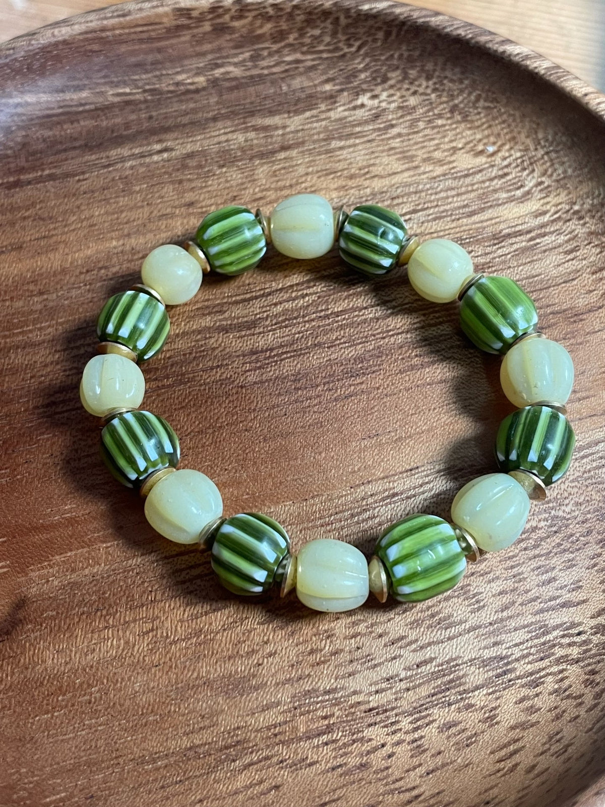 Handgemaakte glaskralen armband groen wit gestreept